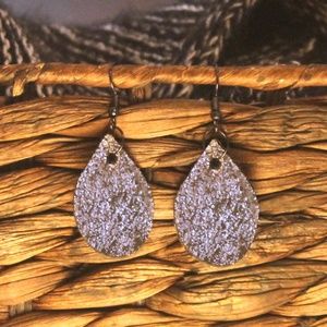 Genuine leather teardrop-shaped earrings